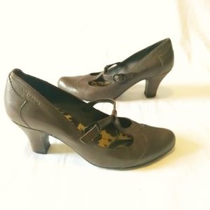 Brown leather Mary Jane shoes